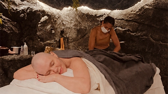 Ritual de relaxamento na Caverna Terapêutica da Strípoli